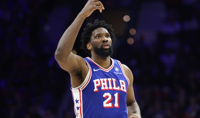 开云-状态火热！恩比德首节7中4砍下13分1板1助