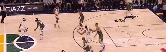 开云体育官网-大洛归来带回雄鹿ID 卫冕冠军开启冲刺模式